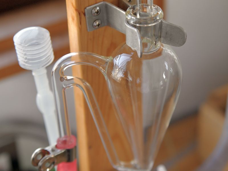 精油と芳香蒸留水を分けるガラスの器具